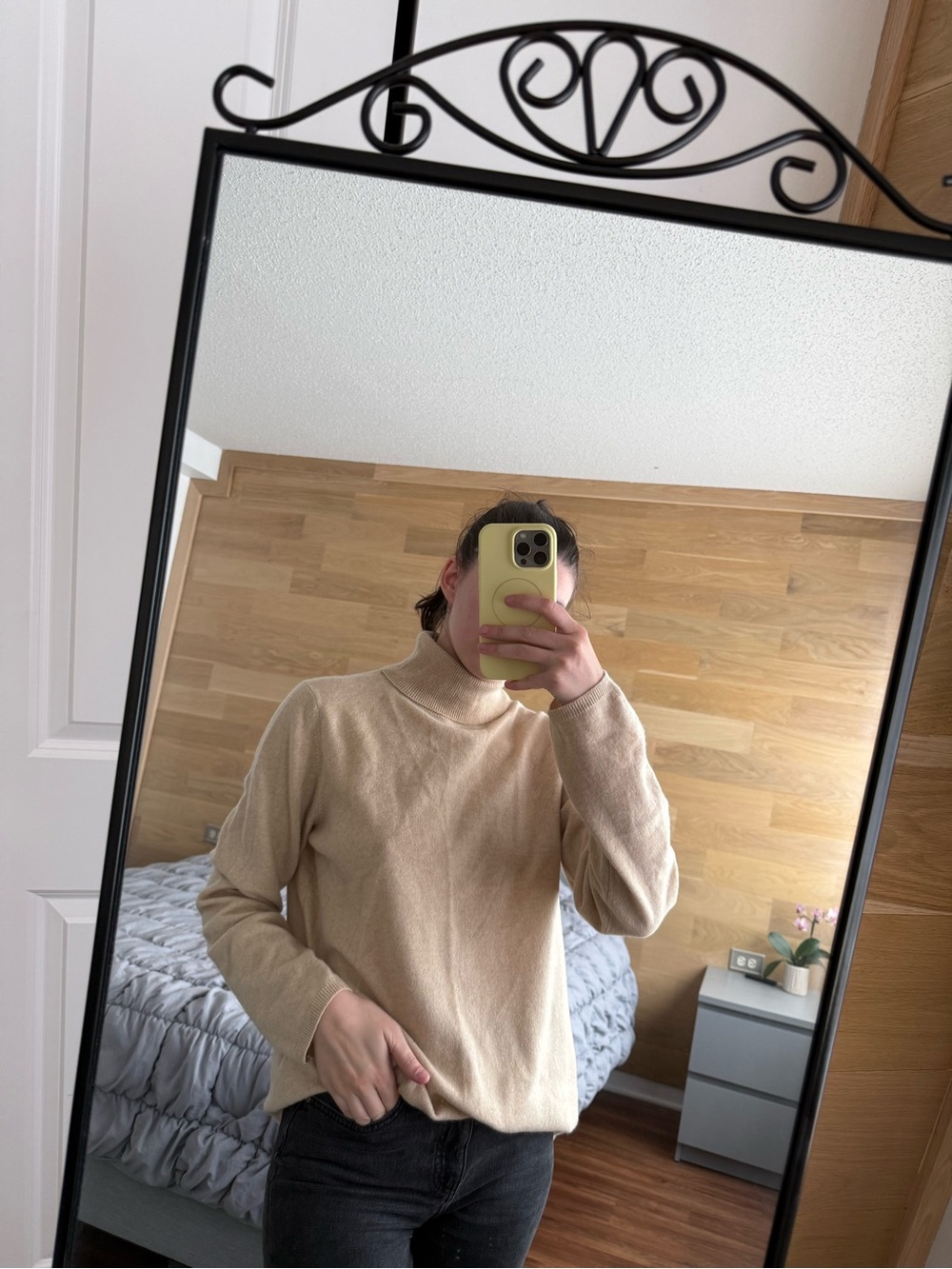 Sutton Studio Beige Turtleneck Sweater for women 100% cashmere